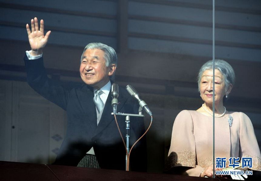 當(dāng)?shù)貢r間12月23日，在位于日本東京的皇宮，日本明仁天皇向民眾致意。