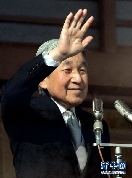 當(dāng)?shù)貢r間12月23日，在位于日本東京的皇宮，日本明仁天皇向民眾致意。