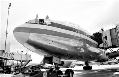 2011年4月5日，美國(guó)航空公司為洛杉磯至上海首條直飛航線的開通舉行剪彩儀式。目前，美國(guó)航空、美國(guó)聯(lián)合航空和達(dá)美航空已經(jīng)向中國(guó)提交了飛行計(jì)劃。