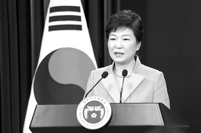 1月6日，韓國(guó)總統(tǒng)樸槿惠在首爾總統(tǒng)府青瓦臺(tái)舉行的新年記者會(huì)上發(fā)言。新華社發(fā)