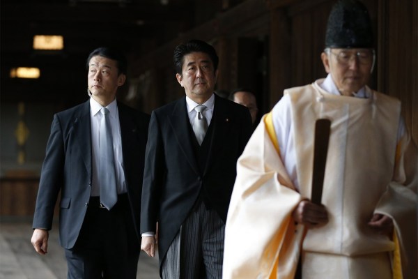 當?shù)貢r間2013年12月26日，日本東京，日本首相安倍晉三抵達靖國神社。