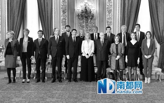 2月22日，在意大利羅馬總統(tǒng)府，新任總理馬泰奧·倫齊(前左五)與總統(tǒng)納波利塔諾(前右四)及新內(nèi)閣成員