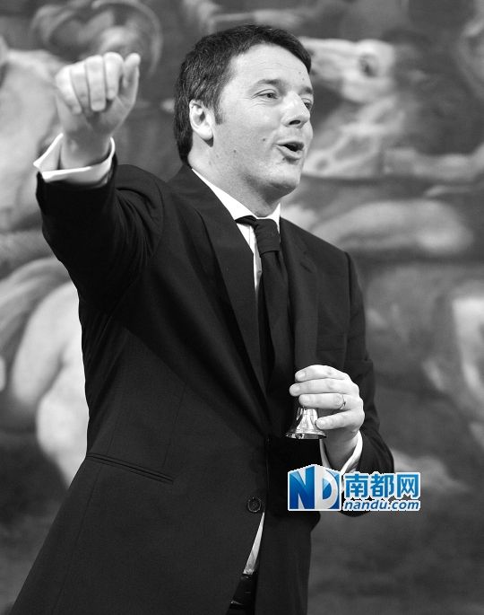 2月22日，在意大利羅馬總理府，新任總理馬泰奧·倫齊搖鈴象征正式行使總理權(quán)力。