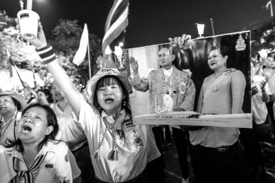 5日，泰國(guó)巴蜀府海濱度假勝地華欣，數(shù)萬(wàn)民眾身穿國(guó)王的代表色“黃色”T恤，自發(fā)上街，口喊“國(guó)王萬(wàn)歲”的口號(hào)。