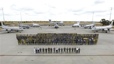 4月29日，澳大利亞珀斯，馬航MH370空中搜索正式結(jié)束，參與搜索的多國部隊在離開前留影紀(jì)念。