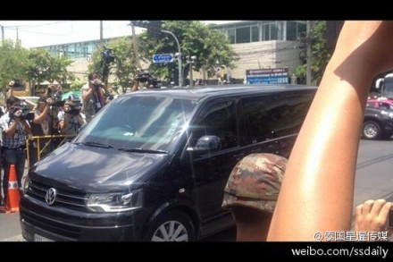 英拉乘坐其私人防彈車抵達軍方設(shè)施。