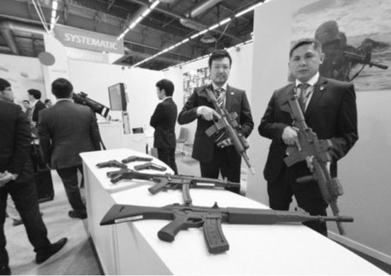 　日本企業(yè)在歐洲國(guó)際防務(wù)展上展示橡膠槍。