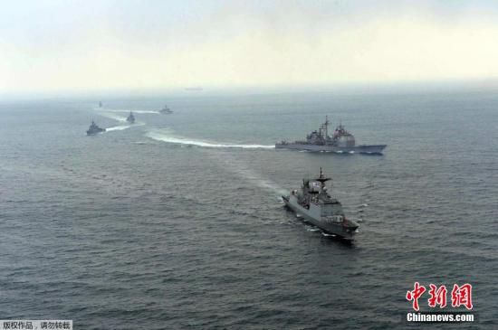資料圖： 2014年3月14日，韓國與美國軍艦參加韓美2014“鷂鷹”聯(lián)合軍演。