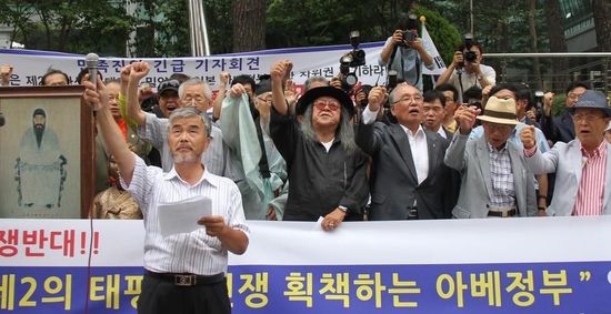 7月2日，在韓國首爾的日本駐韓國大使館前，民眾手持標(biāo)語參加抗議活動(dòng)。
