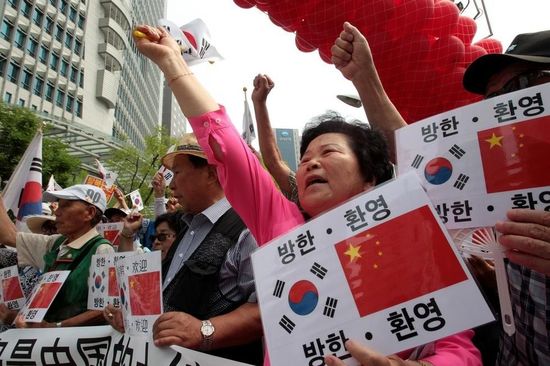 7月2日，在中國駐韓使館前，韓國民眾集會(huì)歡迎中國國家主席習(xí)近平訪韓，并打出寫有“釣魚島是中國的土地”字樣。