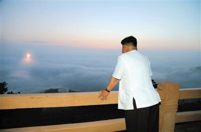 　朝鮮最高領(lǐng)導(dǎo)人金正恩正在觀看導(dǎo)彈發(fā)射。