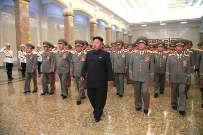 金正恩率領軍隊領導人等前往平壤錦繡山太陽宮瞻仰了金日成、金正日的遺容。