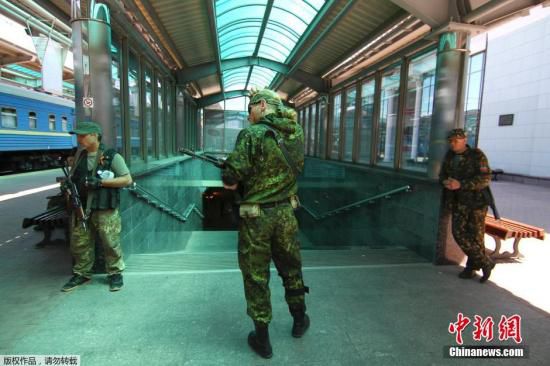 烏克蘭政府軍和民間武裝在頓涅茨克機(jī)場火車站附近發(fā)生激烈交火,火車站附近街道受到炮彈猛烈襲擊。