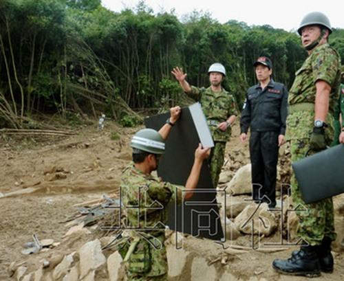 廣島泥石流遇難者增至70人 日本防衛(wèi)相慰問災區(qū)