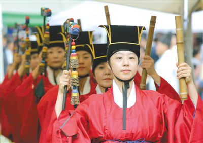 3日，韓國(guó)首爾，成均館內(nèi)，民眾穿著傳統(tǒng)服飾跳舞迎接中秋。中秋和春節(jié)一樣，是韓國(guó)最重要的傳統(tǒng)節(jié)日。