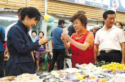 5日，韓國(guó)首爾，韓國(guó)總統(tǒng)樸槿惠在中秋前視察市場(chǎng)，購(gòu)買過(guò)節(jié)食品。
