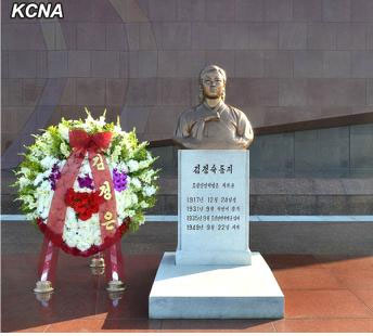 　朝鮮22日在大城山革命烈士陵園舉行向抗日女英雄金正淑女士銅像敬獻(xiàn)花圈儀式，紀(jì)念她的逝世65周年。