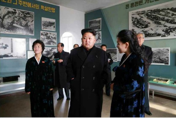 當地時間2014年11月25日，據朝鮮《勞動新聞》報道，朝鮮領導人金正恩和妹妹金與正一起視察朝鮮反美