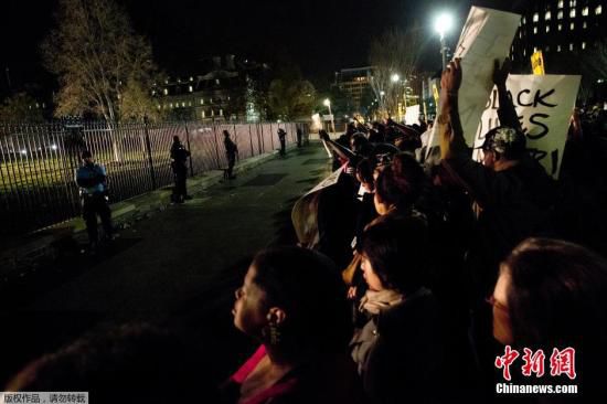 美國白宮前擠滿了抗議槍殺黑人青年的白人警察免遭起訴案件的美國民眾。