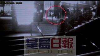 視頻拍到一名兇徒不斷踢打林泰紅圈內(nèi)。美國《星島日?qǐng)?bào)》