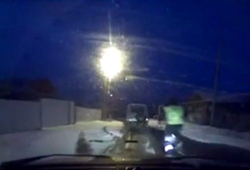警車追逐中仍未追上可疑汽車，此時(shí)令人震驚的一幕出現(xiàn)，一名警察從警車中跳出來(lái)，向可疑車輛跑去。