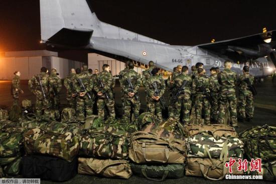 當(dāng)?shù)貢r(shí)間1月7日，法國(guó)軍人抵達(dá)巴黎布爾歇機(jī)場(chǎng)。他們將被部署在巴黎，以增強(qiáng)巴黎市的安保力量。