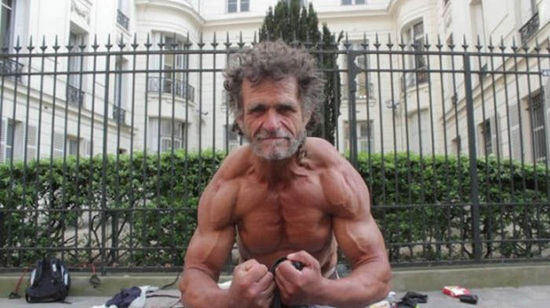 巴黎50歲流浪漢薩亞戈·雅克擁有一身壯碩的肌肉。（網(wǎng)頁截圖）