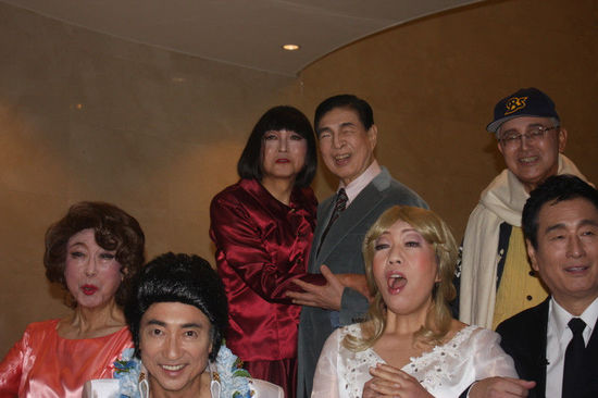 日本前首相鳩山由紀(jì)夫（后排左一）女性扮相演出音樂?。ňW(wǎng)頁截圖）