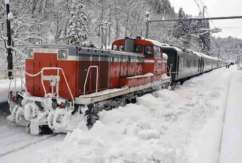JR一臥鋪特急列車，因大雪在JR奧羽線津輕湯站附近拋錨，約130名乘客不得不在車上過夜。