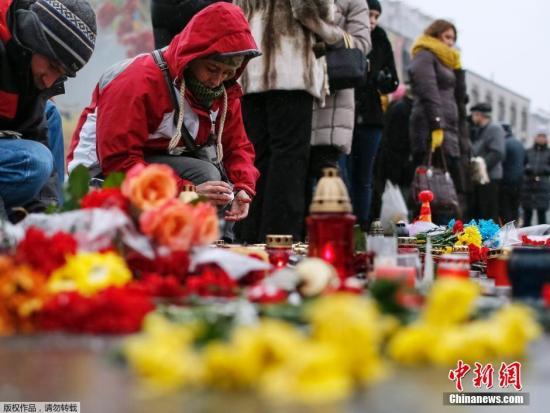 當(dāng)?shù)貢r(shí)間2015年1月25日，烏克蘭，烏克蘭民眾集會(huì)悼念在馬里烏波爾遭炮擊遇難的民眾。