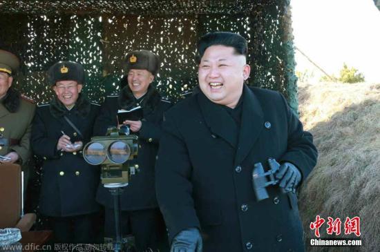 資料圖：當(dāng)?shù)貢r(shí)間2015年1月31日，據(jù)朝鮮《勞動(dòng)新聞》報(bào)道，朝鮮最高領(lǐng)導(dǎo)人近日視察朝鮮?？哲娐?lián)合演習(xí)，演習(xí)中還出動(dòng)了戰(zhàn)斗機(jī)和潛艇。