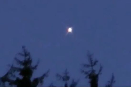 英湖泊上空驚現(xiàn)閃爍白光不明飛行物引發(fā)各種猜測