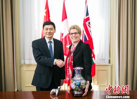 圖示省長韋恩（右）與薛冰總領事首度官式會晤?！“彩?攝