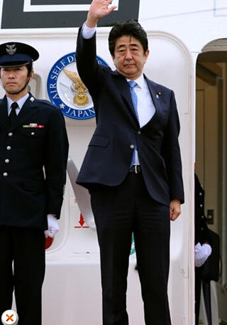 安倍在機(jī)場告別，面色凝重