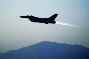 美國軍方19日證實，一架美軍F-16戰(zhàn)斗機上周在阿富汗東部遭到地面火力攻擊，受損嚴(yán)重，不得不拋掉兩個油箱以及多件武器彈藥才勉強返航。事發(fā)區(qū)域主要受塔利班控制。過去，塔利班武裝組織曾經(jīng)數(shù)次使用小型火力擊落美軍直升機，但從未擊中能在高空超音速飛行的F-16戰(zhàn)斗機。