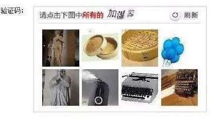 澎湃新聞記者從鐵路上海站了解到，目前窗口售票采用的系統(tǒng)與12306網(wǎng)購不同，購票者通過身份證件的驗證，即可購票。根據(jù)往年經(jīng)驗，每年臘月二十三到二十九的火車票最為緊俏，對應(yīng)的網(wǎng)絡(luò)購票日期為12月4日至10日，春運火車票搶票也進入最白熱化的狀態(tài)。對此，鐵路部門提醒，如果沒能在第一時間買到票，旅客不妨在起售時間30分鐘后、開車前15天和開車前1天三個時間點“撿漏”，可能會有意外的收獲。