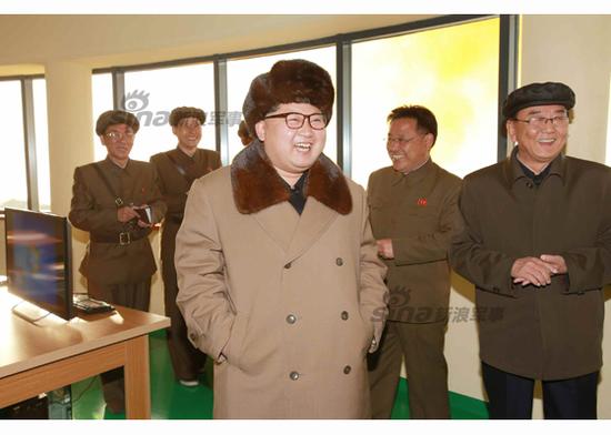 金正恩現(xiàn)場指導工作。