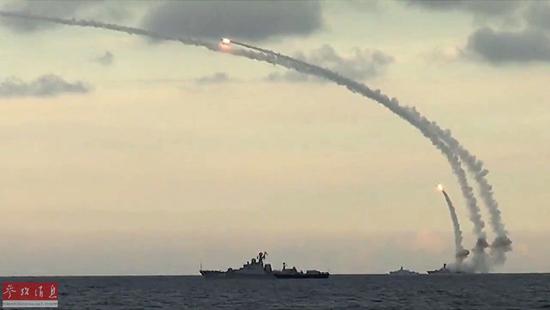 圖為里海艦隊(duì)軍艦從里海水域發(fā)射18枚“口徑-NK”巡航導(dǎo)彈。
