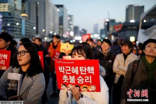 資料圖：當(dāng)?shù)貢r間3月10日上午，韓國憲法法院就總統(tǒng)彈劾案審判，樸槿惠被立即免去總統(tǒng)職務(wù)。當(dāng)晚，韓國民眾走上首爾街頭舉行燭光集會。