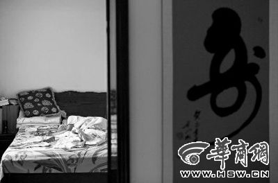 昨日，徐萬發(fā)躺在自家床上，鼻子插著氧氣管 記者張杰攝