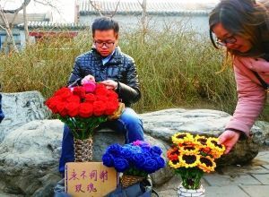 李博文周末在什剎海擺攤賣花。 晨報記者 王巍/攝