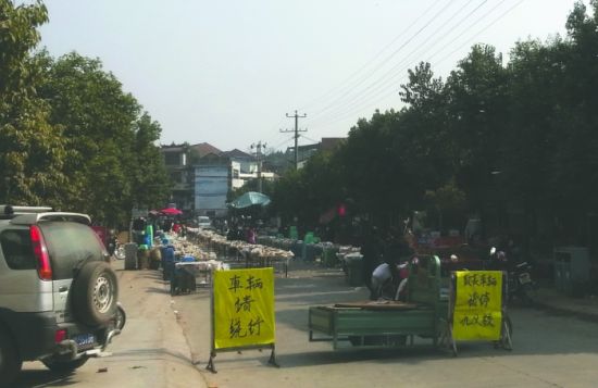 簡陽董家埂鄉(xiāng)，主干道被占道擺酒席