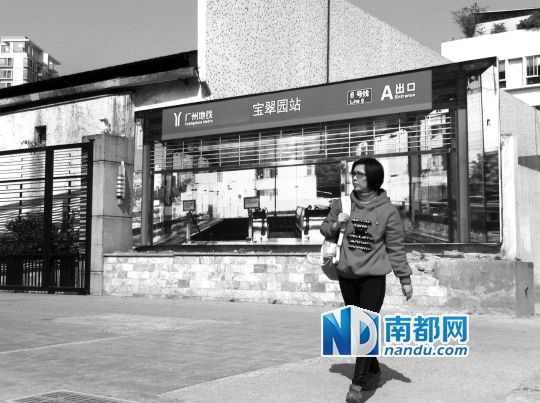 不少行人將這幅畫誤認(rèn)為是真地鐵站。南都記者 單小亮 攝