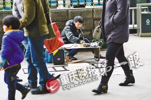 街頭，張啟輝將自己的作品擺放出售。