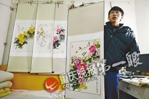 靠一根拇指夾畫筆，張啟輝繪出美麗色彩。