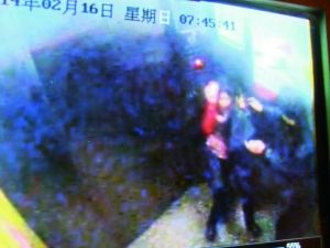 男子尾隨侯某進入電梯。