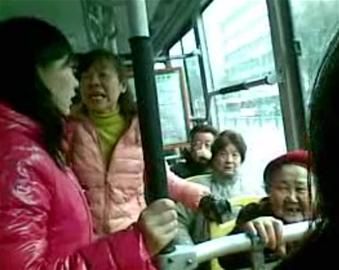 女孩沒(méi)給老太讓座被人批。