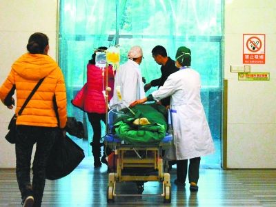 受傷女孩做完手術(shù)被送往重癥監(jiān)護(hù)室。記者楊濤 攝