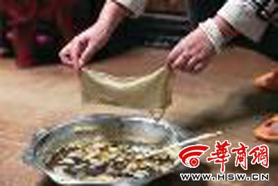 　　昨日，店方讓顧客觀看該火鍋制作時的監(jiān)控錄像本組圖片由本報記者黃利健攝
