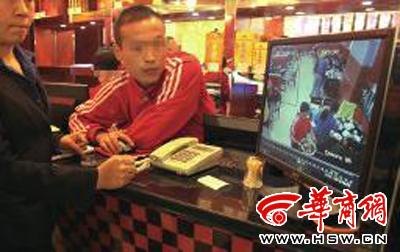昨日，李女士展示從火鍋店抱回的火鍋，內(nèi)有濕巾